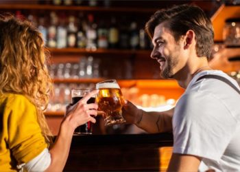 How to seduce in a bar without appearing desperate?