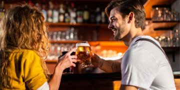 How to seduce in a bar without appearing desperate?