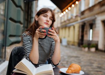 Trouver le courage d’aborder une femme en terrasse