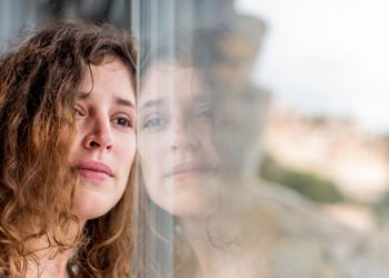 Trouver des signes de vulnérabilité émotionnelle chez une femme