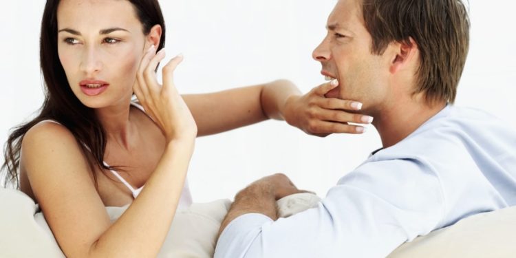 How to approach a woman who has lost confidence in men?