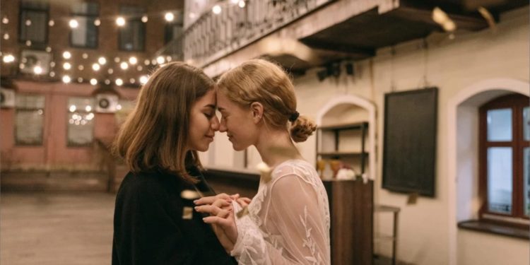 How do you win the heart of a lesbian woman?