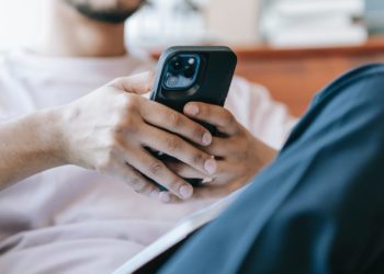 Comment susciter l’intérêt d’une fille par SMS et maintenir son attention ?