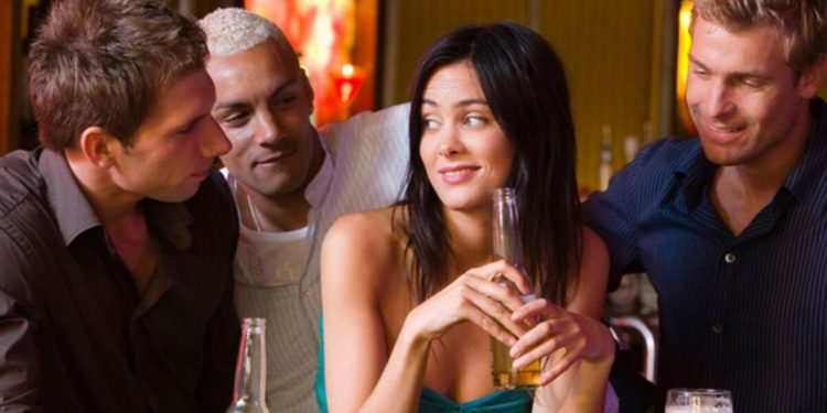 Messieurs, vous avez 5 minutes pour charmer une femme.